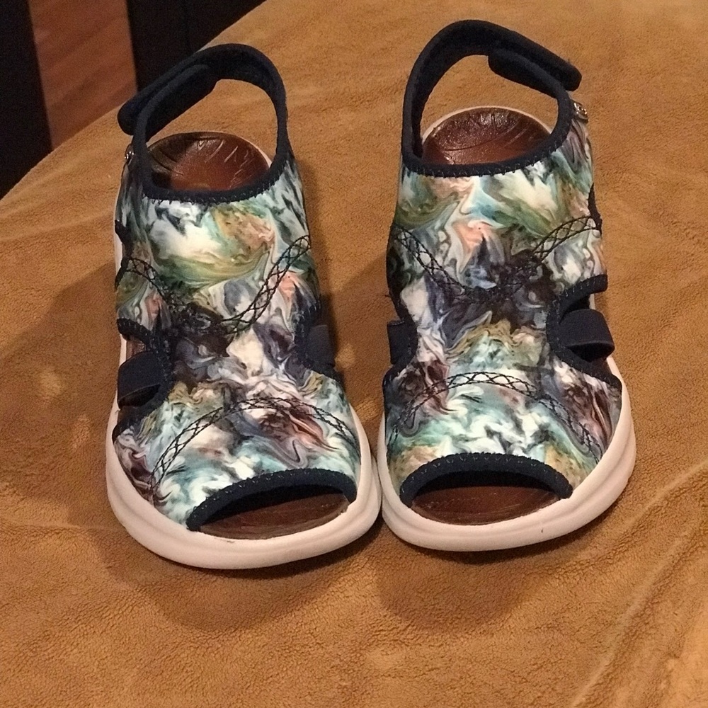 BEEZEE Sandals